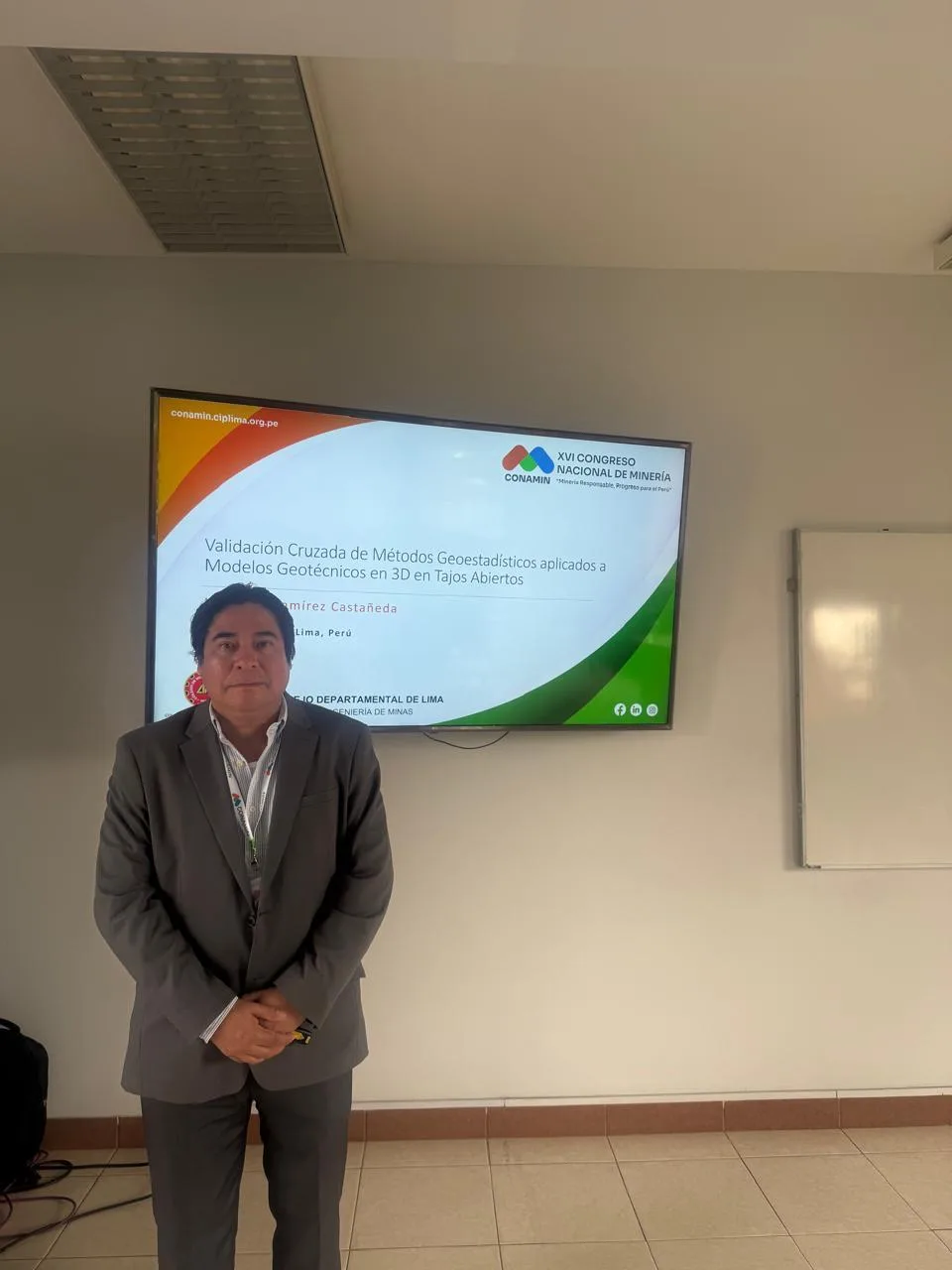 Ing. José Luis Ramírez Castañeda en el escenario de la premiación de trabajos de investigación de CONAMIN 2026